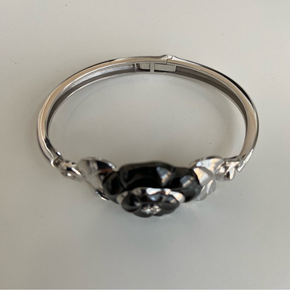 Chanel Fine Jewelry - Black Onyx & 18k White Gold Camellia Bangle Bracelet - Picture 3 of 6